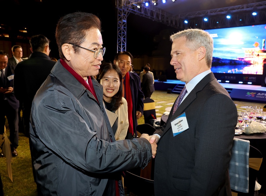 ▲ ‘글로벌 CEO 환영 만찬’에서 이철우 경북도지사가 시몬 칸 구글 부사장과 만나고 있다.ⓒ경북도