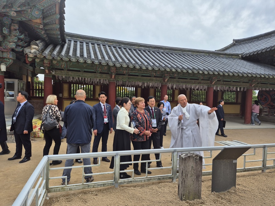 ▲ 게오르기에바 총리는 불국사를 찾아 다보탑의 화려한 멋과 석가탑의 균형감 있는 멋이 조화롭게 배치된 대웅전을 보며 놀라움을 금치 못했다.ⓒ경북도