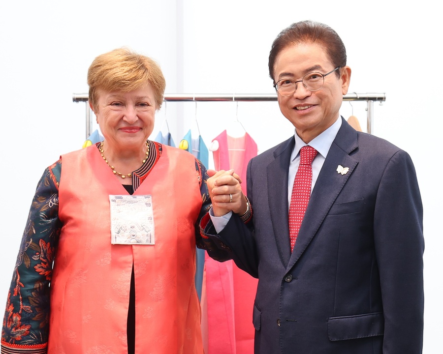 ▲ 게오르기에바 총리는 31일 APEC 정상회의 본회의 개막 1세션(디지털 협력을 통한 지역 도전 과제 대응 및 공동 번영 방안)에서 특별 기조연설을 하기 위해 경주를 방문했다.ⓒ경북도