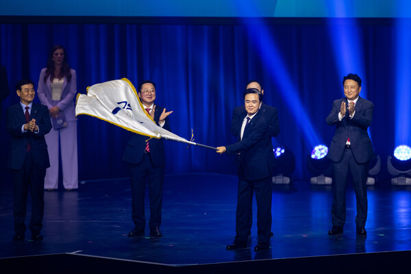 ▲ 김태흠 충남지사가 7월 27일(현지시각) 독일 뒤스부르크 노드 환경공원에서 열린 ‘라인루르 하계 유니버시아드대회’ 폐회식에 참석해 대회기를 인수 받은 뒤 기를 흔들고 있다. ⓒ충남도