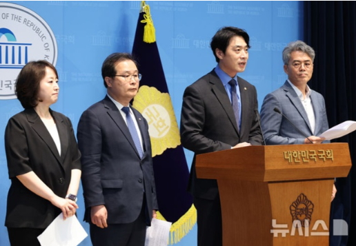 ▲ 한준호 더불어민주당 정치검찰조작기소대응특별위원회 위원장이 서울 여의도 소통관에서 대장동 사건 관련 현안브리핑을 하고 있다. ⓒ뉴시스