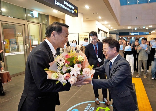 ▲ 육동한 춘천시장이 지난달 31일 자매도시 일본 호후시 대표단을 맞이했다. ⓒ춘천시