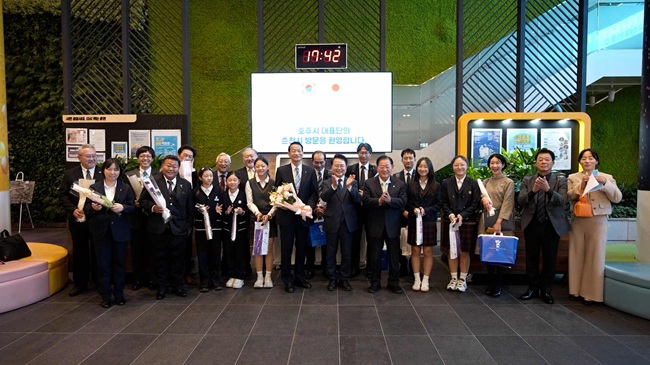 ▲ 육동한 춘천시장이 지난달 31일 자매도시 일본 호후시 대표단을 맞이했다. 단체 촬영 모습. ⓒ춘천시