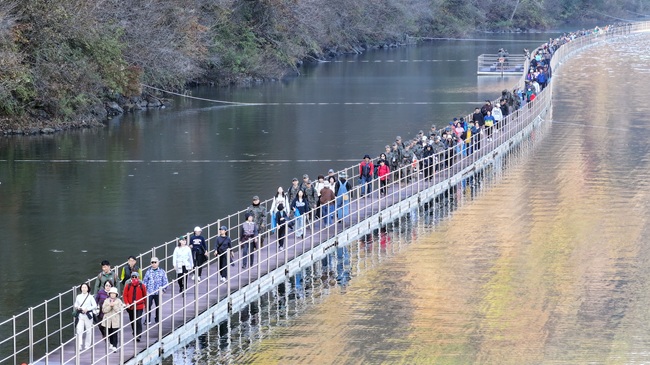 ▲ 청정 화천의 가을 정취를 만끽할 수 있는 2025 화천 산소길 걷기 행사가 1일 열렸다. ⓒ화천군 ▲ 청정 화천의 가을 정취를 만끽할 수 있는 2025 화천 산소길 걷기 행사가 1일 열렸다. ⓒ화천군