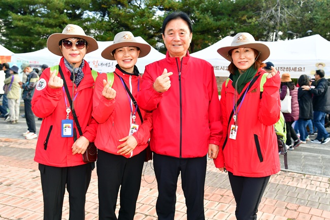 ▲ 청정 화천의 가을 정취를 만끽할 수 있는 2025 화천 산소길 걷기 행사가 1일 열렸다. 최문순 화천군수. ⓒ화천군 ▲ 청정 화천의 가을 정취를 만끽할 수 있는 2025 화천 산소길 걷기 행사가 1일 열렸다. 최문순 화천군수. ⓒ화천군