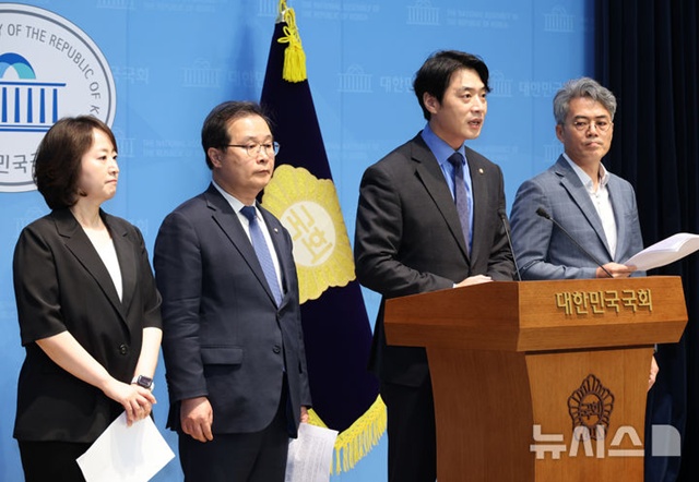 ▲ 한준호 더불어민주당 정치검찰조작기소대응특별위원회 위원장이 서울 여의도 소통관에서 대장동 사건 관련 현안브리핑을 하고 있다. 250921 ⓒ뉴시스