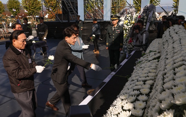 ▲ 6·25전쟁 최대 격전지 중 하나인 춘천지구전투의 승전을 기념하는 '제75주년 춘천지구전투 전승행사'가 1일 열렸다. ⓒ강원특별자치도 ▲ 6·25전쟁 최대 격전지 중 하나인 춘천지구전투의 승전을 기념하는 '제75주년 춘천지구전투 전승행사'가 1일 열렸다. ⓒ강원특별자치도