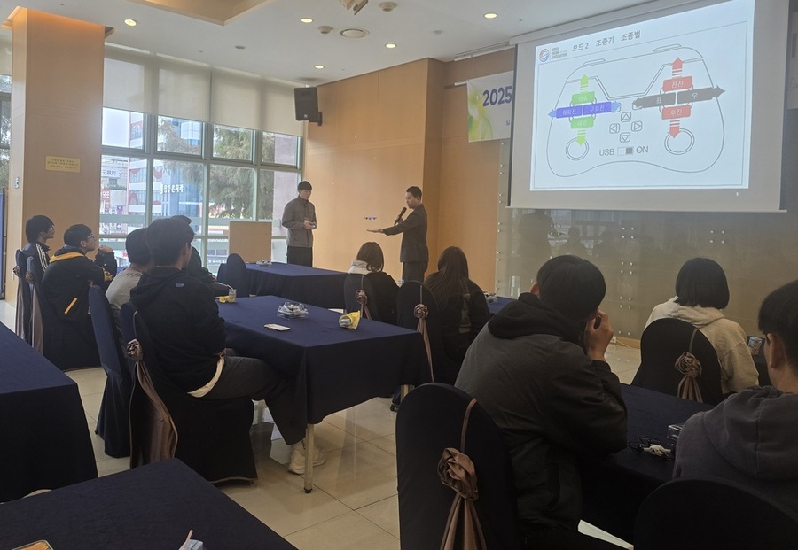 ▲ 광주시교육청이 30일 국립중앙과학관에서 진행한 AI 체험 캠프에서 참가 학생들이 드론에 대해 실습하고 있다.ⓒ광주시교육청 제공