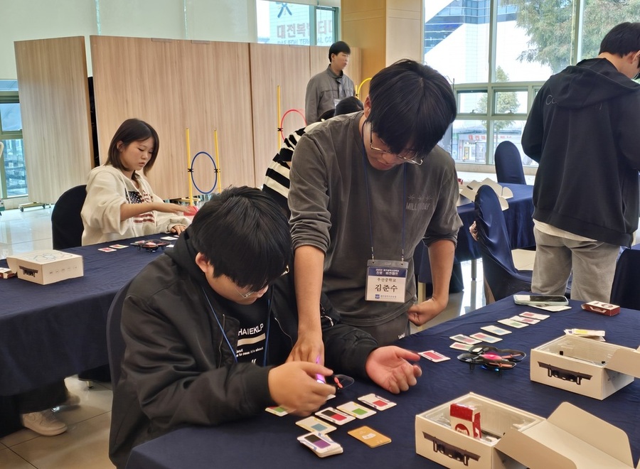 ▲ 광주시교육청이 30일 국립중앙과학관에서 진행한 AI 체험 캠프에서 참가 학생들이 드론에 대해 실습하고 있다.ⓒ광주시교육청 제공