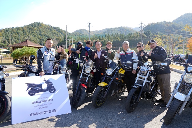 ▲ 홍천군이 지역 대표 축제인 제23회 홍천 인삼·한우축제와 연계해 개최된 전국 라이더 교류 행사 '제1회 홍천라이더스데이'가 1일 오전 늘푸름한우프라자 일원에서 성황리에 마무리됐다. ⓒ홍천군