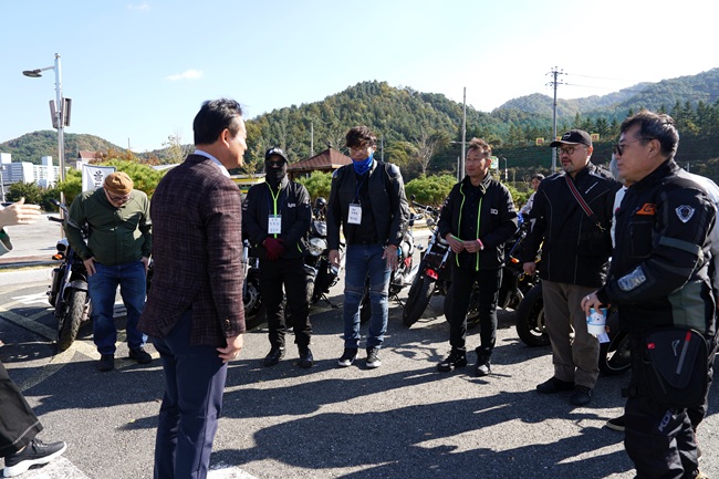 ▲ 홍천군이 지역 대표 축제인 제23회 홍천 인삼·한우축제와 연계해 개최된 전국 라이더 교류 행사 '제1회 홍천라이더스데이'가 1일 오전 늘푸름한우프라자 일원에서 성황리에 마무리됐다. ⓒ홍천군
