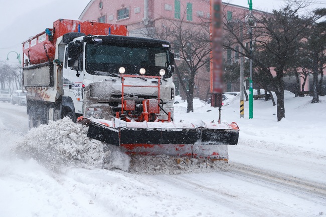 ▲ 태백시는 제설 효율을 높이기 위해 지난해보다 15톤 덤프트럭 4대를 추가 임차해 총 23대를 운영한다. ⓒ태백시