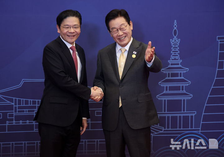 ▲ 이재명 대통령이 29일 경북 경주 힐튼호텔 그랜드볼룸에서 열린 대통령 주최 정상 특별만찬에서 로런스 웡 싱가포르 총리를 영접하고 있다. ⓒ뉴시스