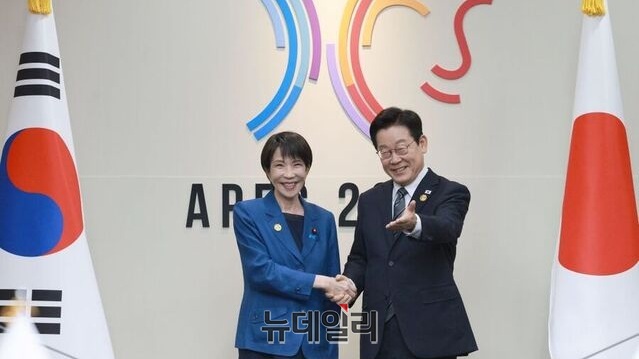 ▲ 이재명 대통령이 지난달 30일 경북 경주 APEC 정상회의장에서 열린 한일 정상회담에서 다카이치 사나에 일본 총리와 기념촬영 후 자리를 안내하고 있다. ⓒ연합뉴스