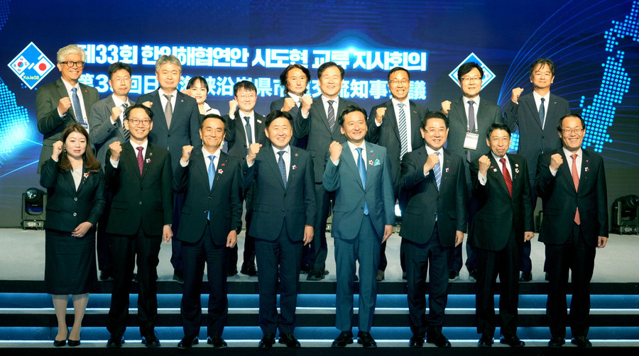 ▲ 김영록 전라남도지사가 1일 제주특별자치도 신라호텔에서 열린 ‘제33회 한·일해협연안 시도현 교류 지사회의’를 마치고 참석자들과 기념촬영을 하고 있다.ⓒ전라남도 제공