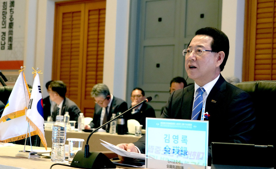 ▲ 김영록 전라남도지사가 1일 제주특별자치도 신라호텔에서 열린 제33회 한·일해협연안 시도현 교류 지사회의에서 ‘2050 전라남도 탄소중립 비전 및 중점시책’ 이란 주제로 발표를 하고 있다.ⓒ전라남도 제공