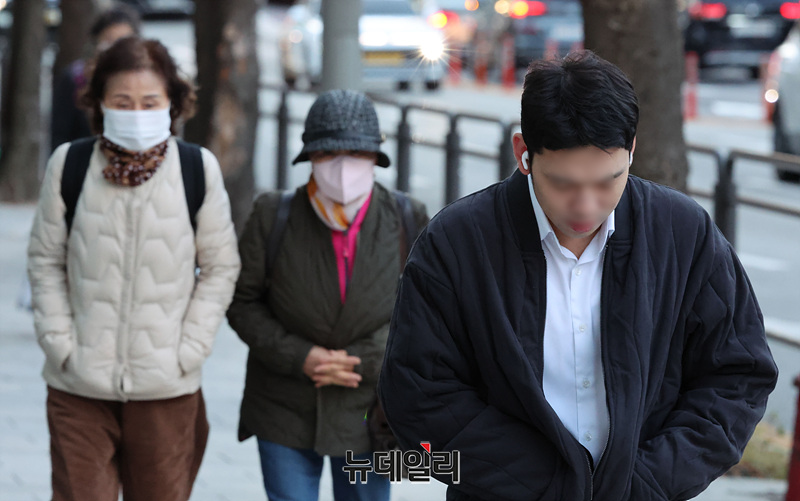 ▲ 한파 특보가 날, 서울 서초역 인근에서 시민들이 두꺼운 옷차림으로 출근을 하고 있다. ⓒ뉴데일리DB