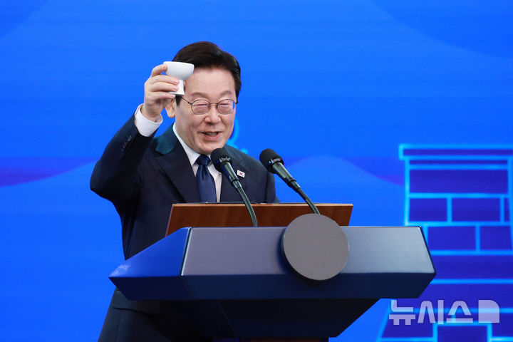 ▲ 이재명 대통령이 1일 경북 소노캄 경주 그랜드볼룸에서 열린 한중 국빈만찬에서 건배 제의를 하고 있다. ⓒ뉴시스