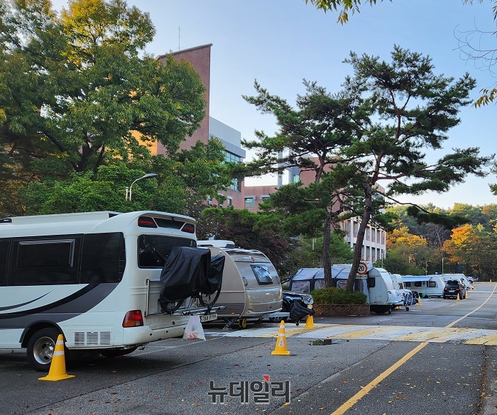 ▲ 캠퍼스 내 주차 공간에서 캠핑을 즐기고 있다.ⓒ이길표 기자