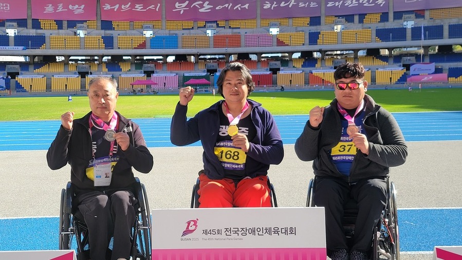 ▲ 남자 포환던지기 F55(선수부) 시상이 진행되고 있다. (왼쪽부터 박상현(충남), 정대광(광주), 김정호(전북))ⓒ광주광역시장애인체육회 제공