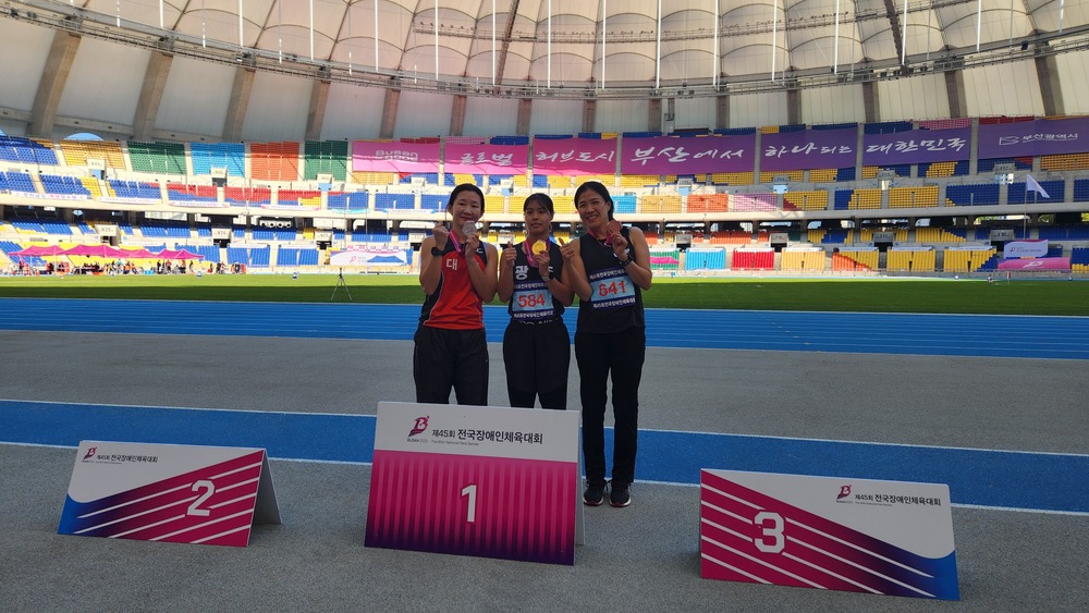▲ 여자 100m DB(선수부) 시상식이 진행되고 있다. (왼쪽부터 김하나(대전), 문지수(광주), 장지현(강원))ⓒ광주광역시장애인체육회 제공