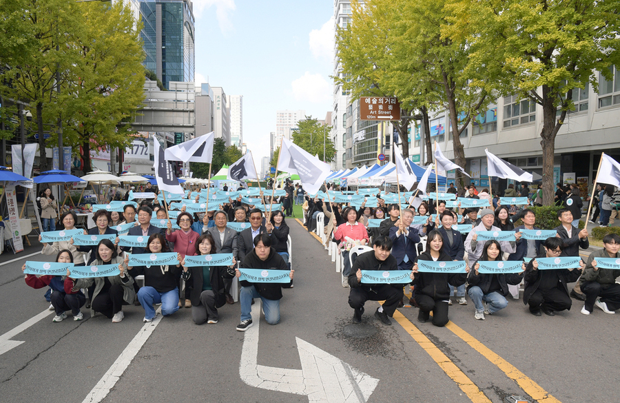 ▲ 강기정 광주광역시장이 지난 1일 오전 전일빌딩245 앞에서 열린 2025 시민사회박람회에 참석해 참석자들과 함께 개막 퍼포먼스를 하고 있다.ⓒ광주광역시 제공