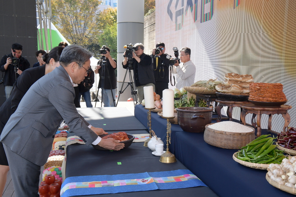 ▲ 강기정 광주광역시장이 지난달 31일 시청 야외음악당에서 열린 제32회 광주김치축제 개막식에 참석해 광주김치 진찬을 하고 있다.ⓒ광주광역시 제공