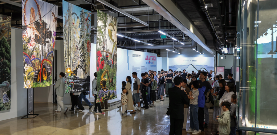 ▲ 2025년 청주공예비엔날레 전시 작품을 관람객들이 살펴보고 있다.ⓒ2025 청주공예비엔날레 조직위