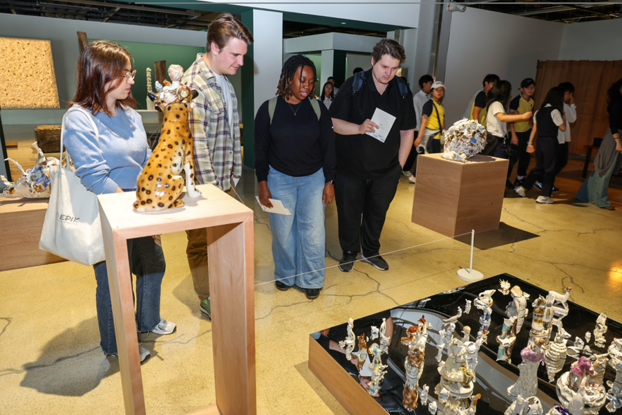 ▲ 2025년 청주공예비엔날레 전시 작품을 외국인들이 관심 있게 보고 있다. ⓒ2025 청주공예비엔날레 조직위