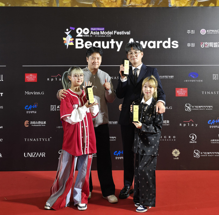 ▲ 청주시 홍보대사 ‘춤추는 곰돌’이가 대중문화 크리에이터상을 수상했다. 사진 오른쪽 위부터 유튜버 춤추는 곰돌, 소정, 나율, 정찬 감독.ⓒ청주시