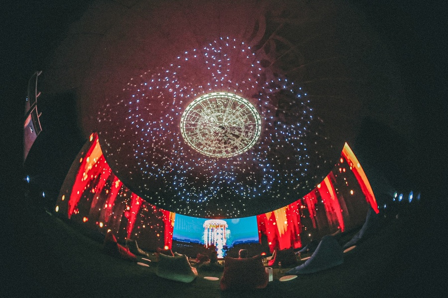 ▲ 미디어 마당에서는 ‘경상북도 국제 AI·메타버스 영상제(GAMFF)’ 수상작, 지역 문화예술 프로그램 주제 영상 등을 4면 입체 LED 미디어 큐브를 통해 상영됐다.ⓒ경북도