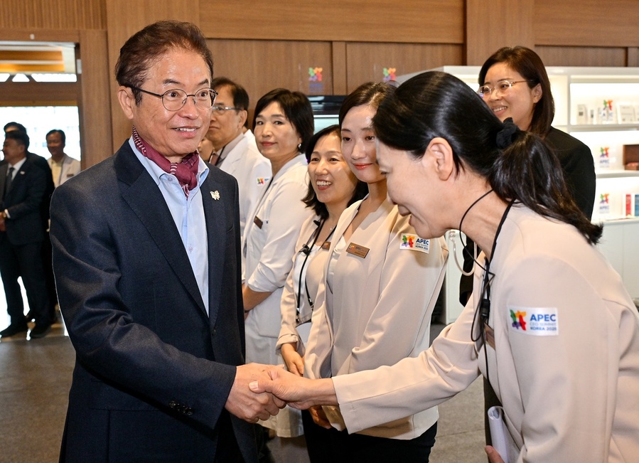 ▲ 이철우 경북도지사가 ‘이미용·의료서비스’현장을 찾아 관계자들을 격려하고 있다.ⓒ경북도