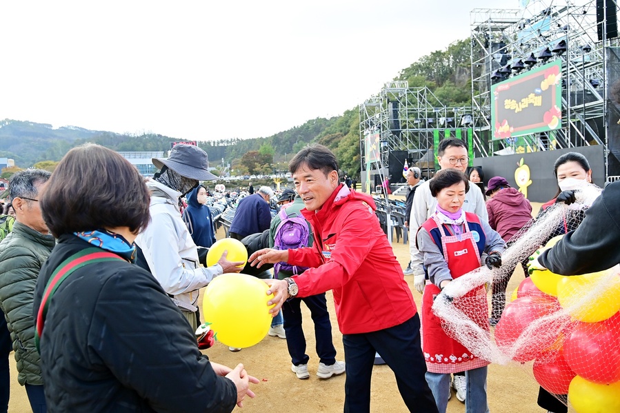 ▲ 윤경희 청송군수는 “올해 청송사과축제는 지난해보다 한층 발전된 콘텐츠와 운영으로 많은 관광객의 호응을 얻었지만, 이에 안주하지 않고 청송사과축제가 글로벌 축제로 자리매김할 때까지 최선을 다하겠다.”고 말했다.ⓒ청송군
