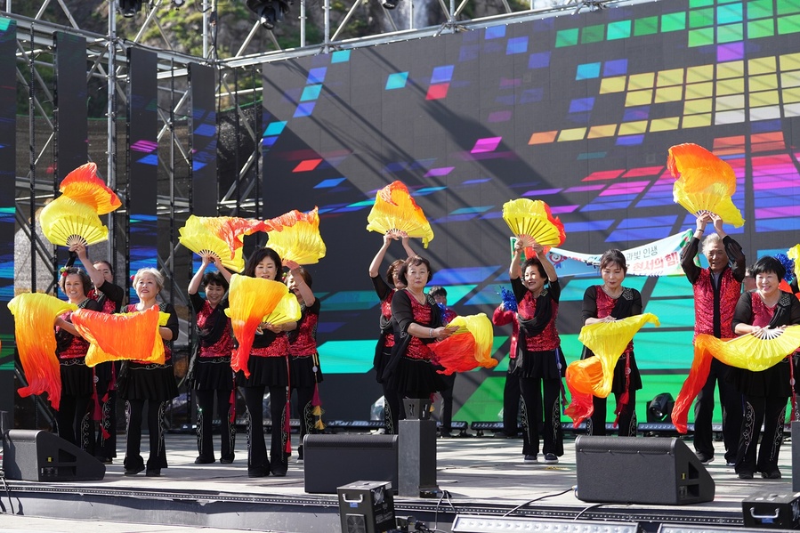 ▲ 이번 축제는 청송사과 퍼레이드, 줄다리기, 풍물한마당 등을 통해 8개 읍·면 주민이 직접 참여해 관광객들과 함께 어우러지며, 군민이 주인이 되는 참여형 축제의 면모를 여실히 보여줬다.ⓒ청송군