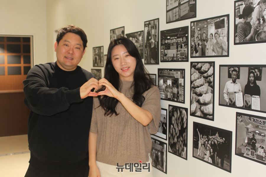 ▲ 청주 육거리소문난만두 이지은 대표, CELEBFOOD 김영준 대표가 사무실에서 하트를 손으로 만들어 보져주고 있다.ⓒ김정원 기자