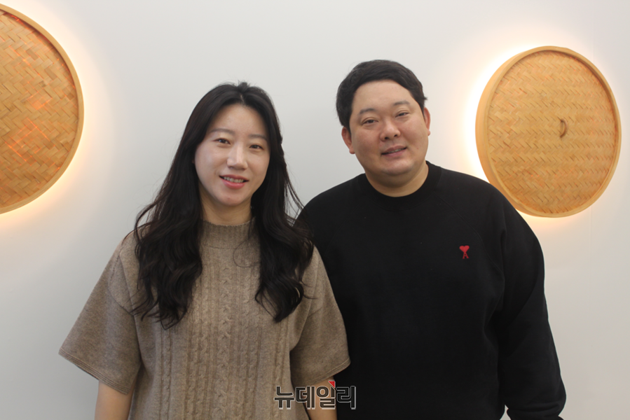 ▲ 청주 육거리소문난만두 이지은 대표, CELEBFOOD 김영준 대표 부부가 익살스럽게 대나무 찜기를 배경으로 사진을 찍고 있다.ⓒ김정원 기자