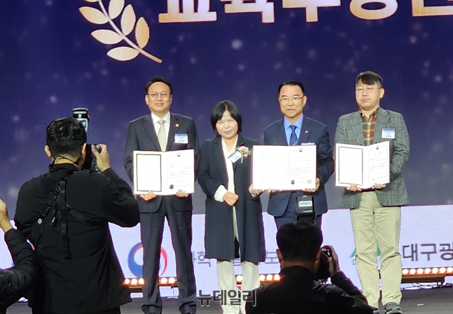 ▲ 29~31일 대구 EXCO에서 열린 ‘2025 산학연협력 EXPO’에서 손석민 서원대 총장(왼쪽)이 교육부장관상을 받았다.ⓒ김정원 기자