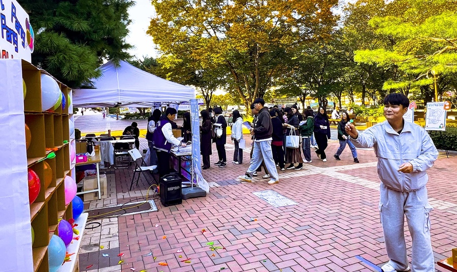 ▲ 영진전문대학교 학생들이 ‘학습 페스티벌’ 현장 참여형 학습이벤트에 참여해 즐거워하고 있다.ⓒ영진전문대
