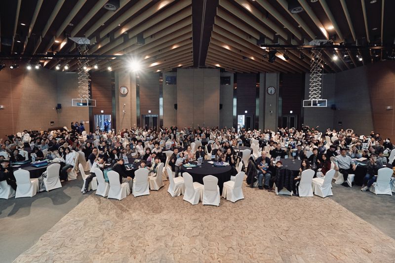 ▲ 인천국제공항공사가 지난 1일 항공교육원에서 개최한 국내 거주 다문화 가족 초청 통합캠프 '가치마을 가족 나들이' 참가자들이 단체 기념 촬영을 하고 있다.ⓒ인천공항공사 제공