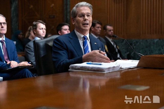 ▲ 스콧 베센트 미국 재무장관이 국회의사당에서 도널드 트럼프 대통령의 2026 회계연도 예산안 요구와 세제 개혁안을 검토하기 위해 상원 재무위원회 청문회에서 증언하고 있다. 250612 AP/뉴시스. ⓒ뉴시스