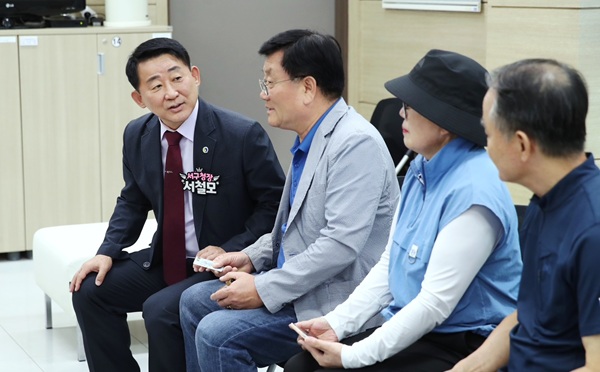 ▲ 서철모 서구청장이 소비쿠폰 발급 현장을 방문해 구민과 대화하고 있다.ⓒ서구