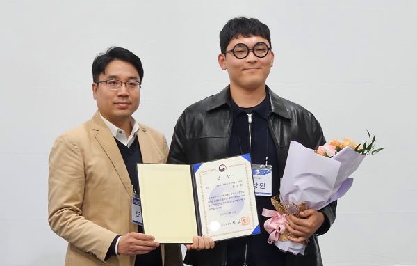 ▲ 국립공주대 기계자동차공학부 기계공학전공 최상원 학생이 교육부 장관상을 받고 기념촬영을 하고 있다.ⓒ국립공주대