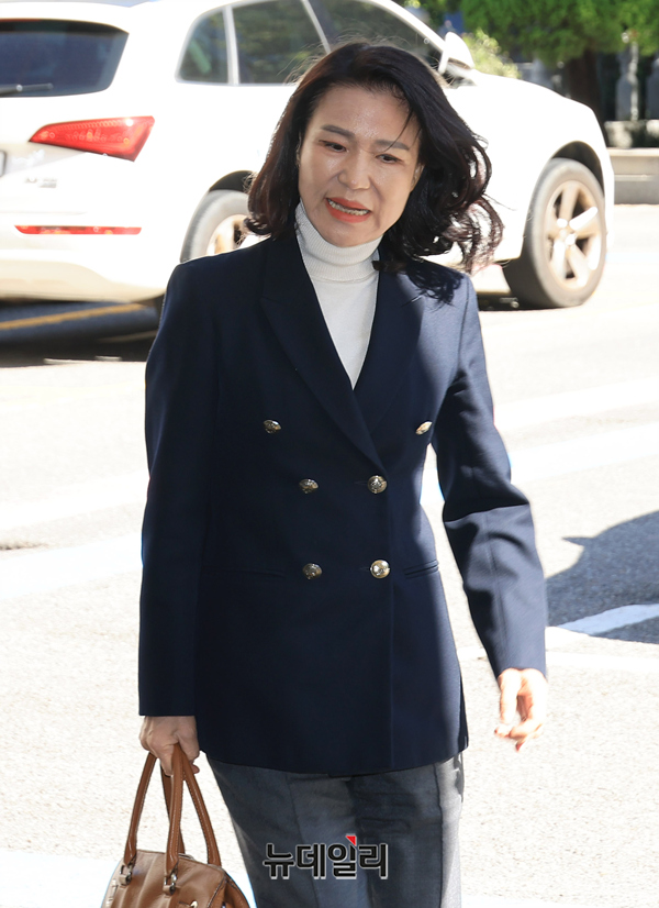 ▲ 공직선거법 위반 등 혐의를 받는 이진숙 전 방송통신위원장이 지난달 27일 서울 영등포경찰서에 조사를 받기 위해 출석하고 있다. ⓒ정상윤 기자