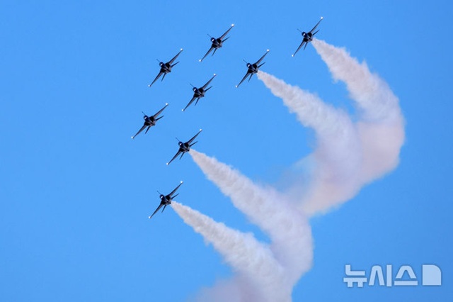 ▲ 경기 성남시 서울공항에서 열린 서울 AEDX 2025에서 공군 블랙이글스가 비행하고 있다. 251019 ⓒ뉴시스