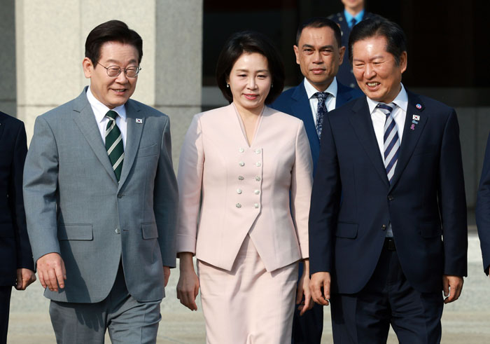 ▲ 이재명 대통령과 김혜경 여사가 말레이시아 쿠알라룸푸르에서 열리는 아세안 정상회의에 참석하기 위해 지난달 26일 경기 성남 서울공항에 도착해 정청래 더불어민주당 대표와 대화하며 공군 1호기로 향하고 있다. ⓒ뉴시스