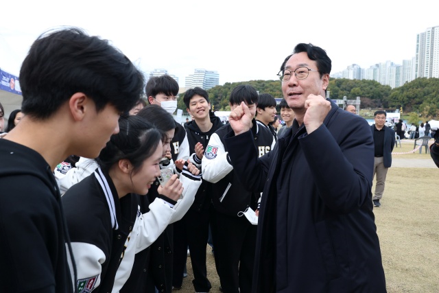 ▲ 정명근 시장이  ‘2025 화성 학생동아리 축제’에 참가한 학생들에게 덕담을 하며 격려하고 있다ⓒ화성시 제공