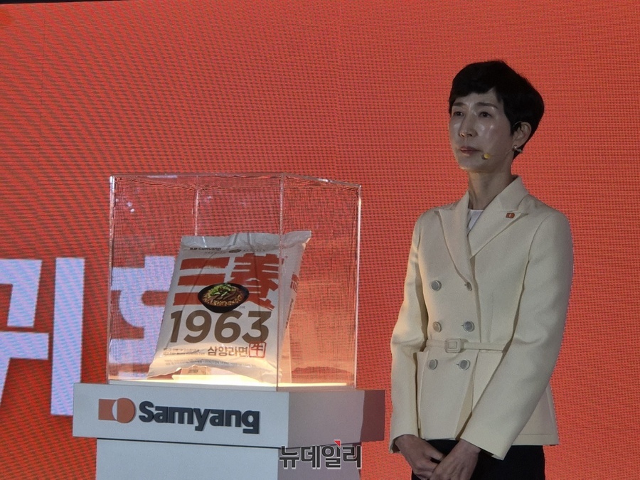 ▲ 김정수 삼양라운드스퀘어 부회장이 '삼양1963' 신제품을 소개하고 있다.ⓒ조현우 기자