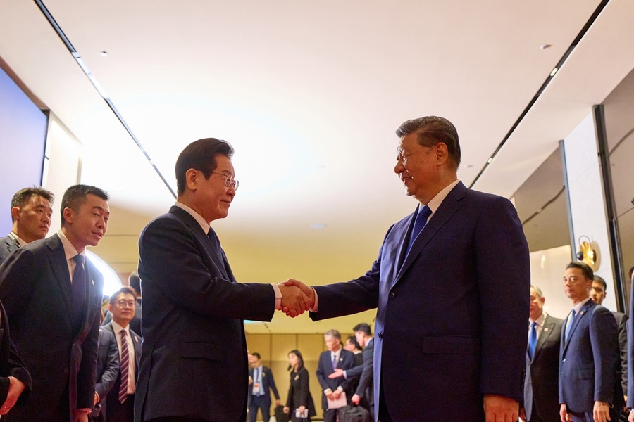 ▲ 이재명 대통령이 지난 1일 경북 경주 소노캄 그랜드 볼룸에서 시진핑 중국 국가주석 국빈 만찬을 마친 뒤 시 주석을 환송하고 있다. ⓒ이재명 대통령 SNS