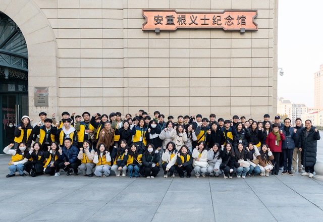 ▲ 임태희 경기도교육감 등 '우리 역사 바로 알기, 중국 내 독립운동 유적지 탐방' 참가자들이 하얼빈 안중근의사기념관 앞에서 단체사진을 촬영하고 있다. ⓒ경기도교육청 제공