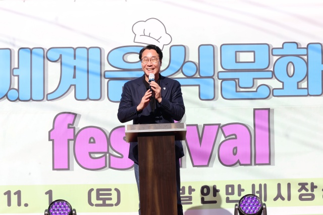 ▲ 세계음식문화 페스티벌에서 축하 인사를 하고 있는 정명근 시장ⓒ화성시 제공